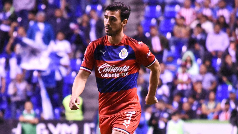 Oswaldo Alanís, durante un duelo con Chivas 