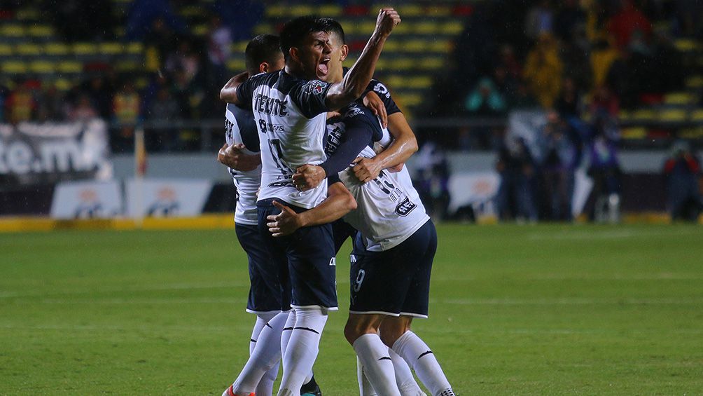 Jugadores de Rayados festejan un gol 