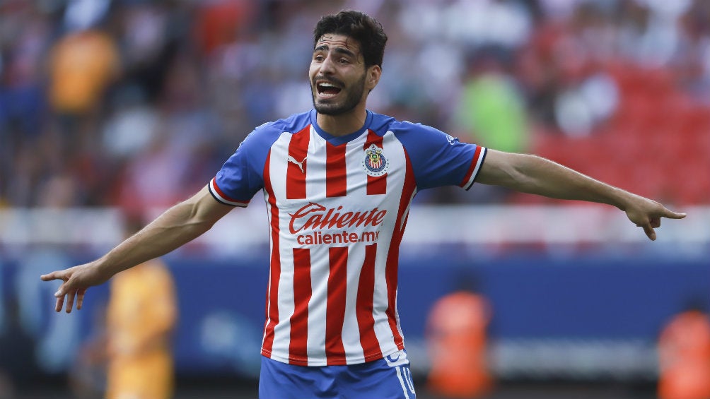 Antonio Briseño durante un partido con Chivas