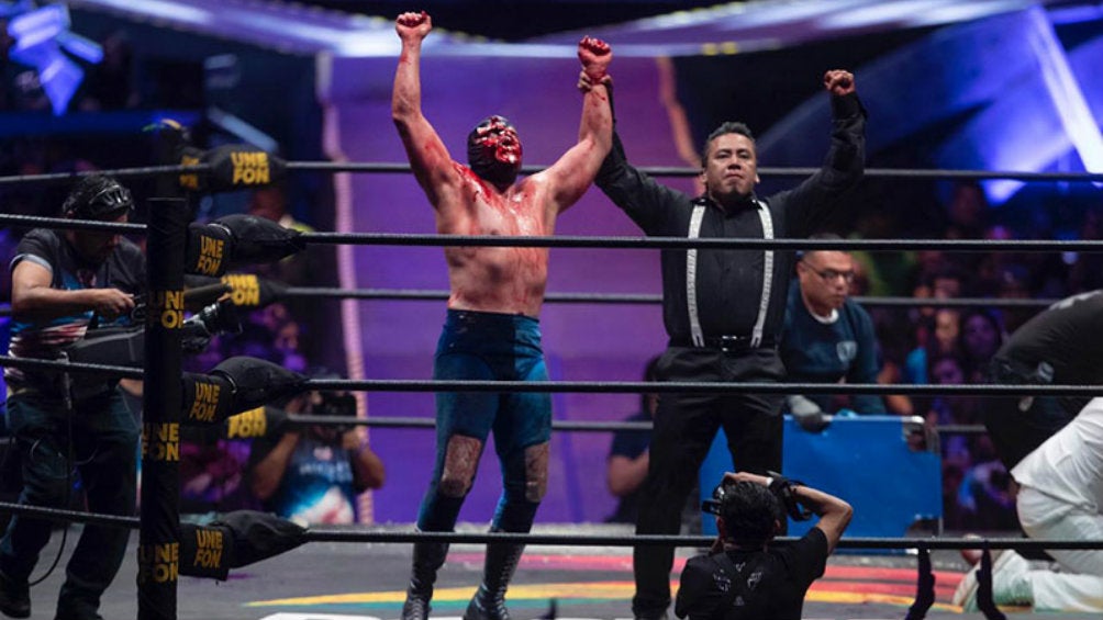 Blue Demon Jr. levanta la mano tras derrotar a Dr. Wagner