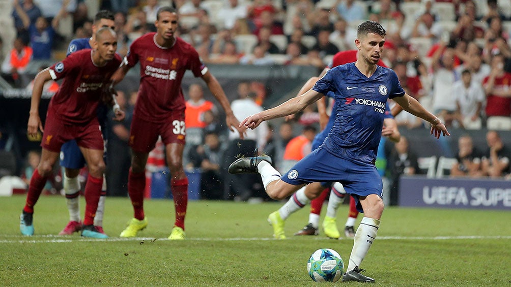 Jorginho cobra penalti contra Liverpool