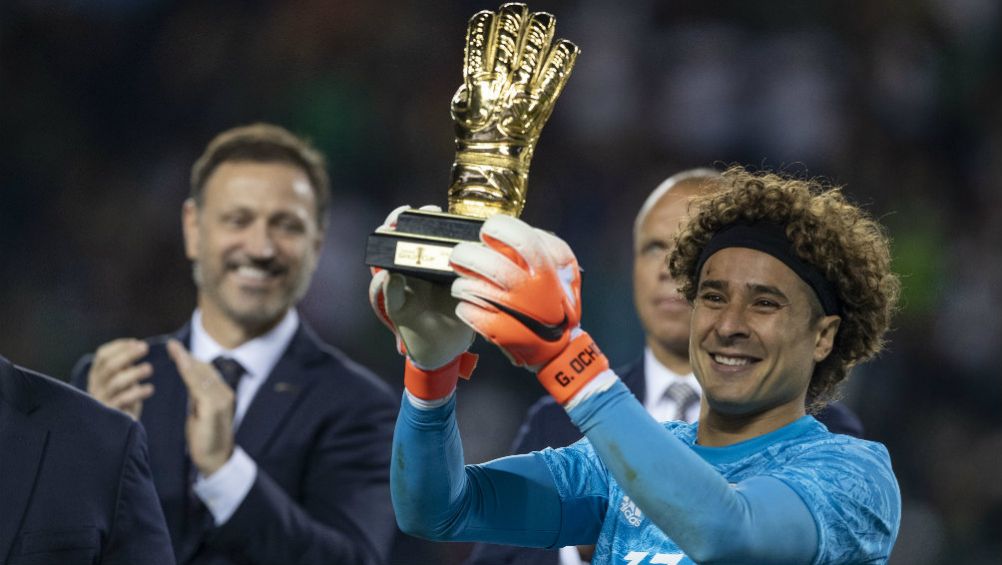 Guillermo Ochoa con su trofeo al mejor portero de la Copa Oro