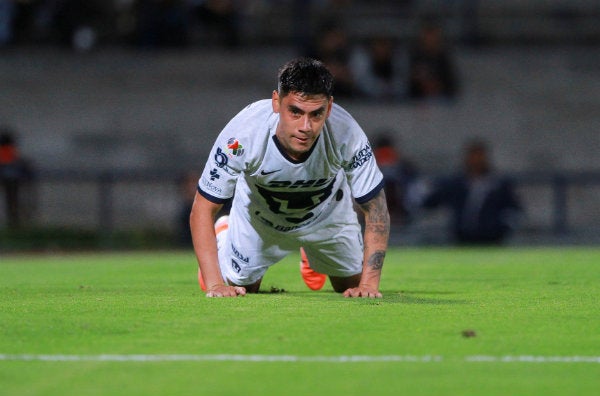 Felipe Mora en el césped durante un juego con Pumas