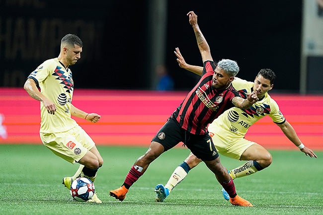 Martínez pelea el balón con jugadores del América