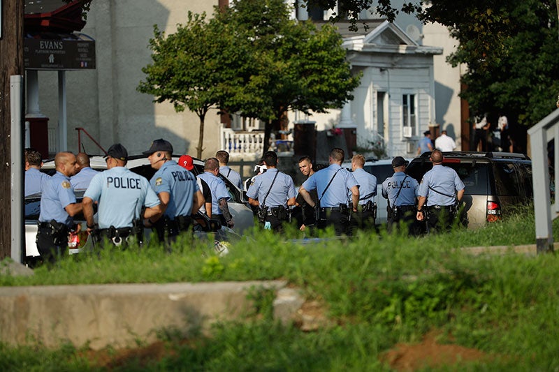 Policías se reúnen durante el tiroteo en Filadelfia