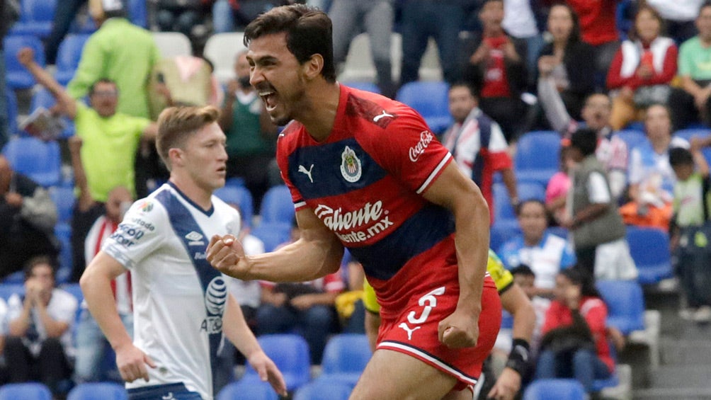 Oswaldo Alanís celebra una anotación con Chivas 