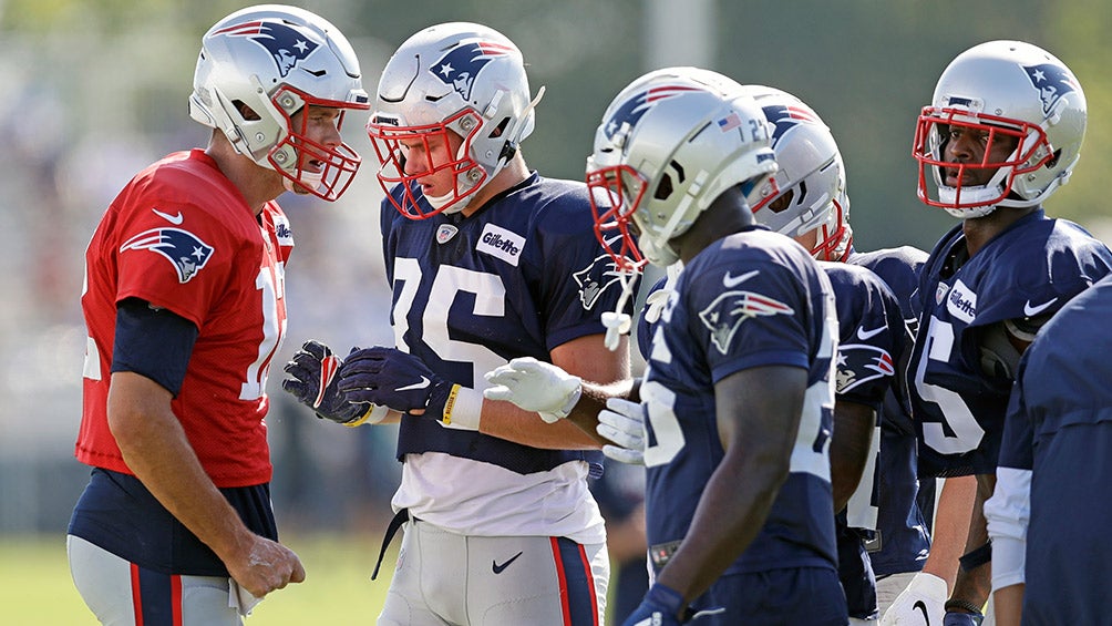 Brady platica con sus compañeros en un entrenamiento de los Pats