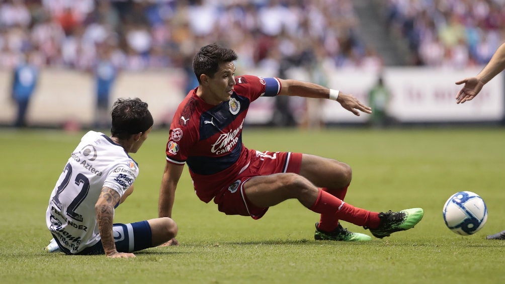 Jesús Molina busca el balón durante un partido con Chivas