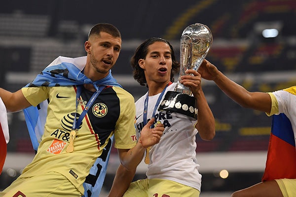 Diego Lainez junto a Guido Rodríguez 