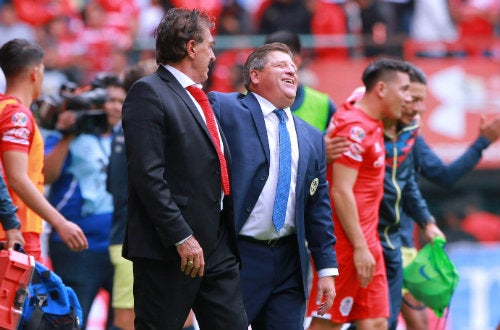 La Volpe y Miguel Herrera durante un partido