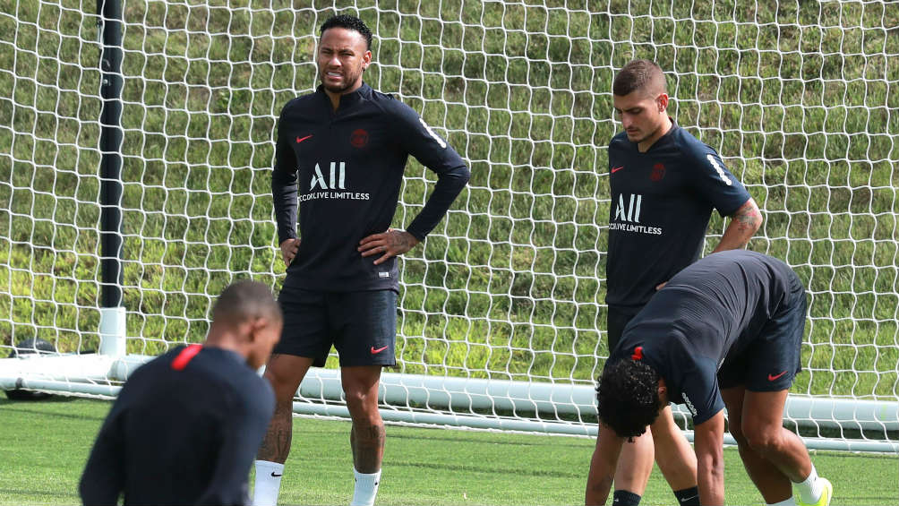 Neymar durante un entrenamiento con el PSG