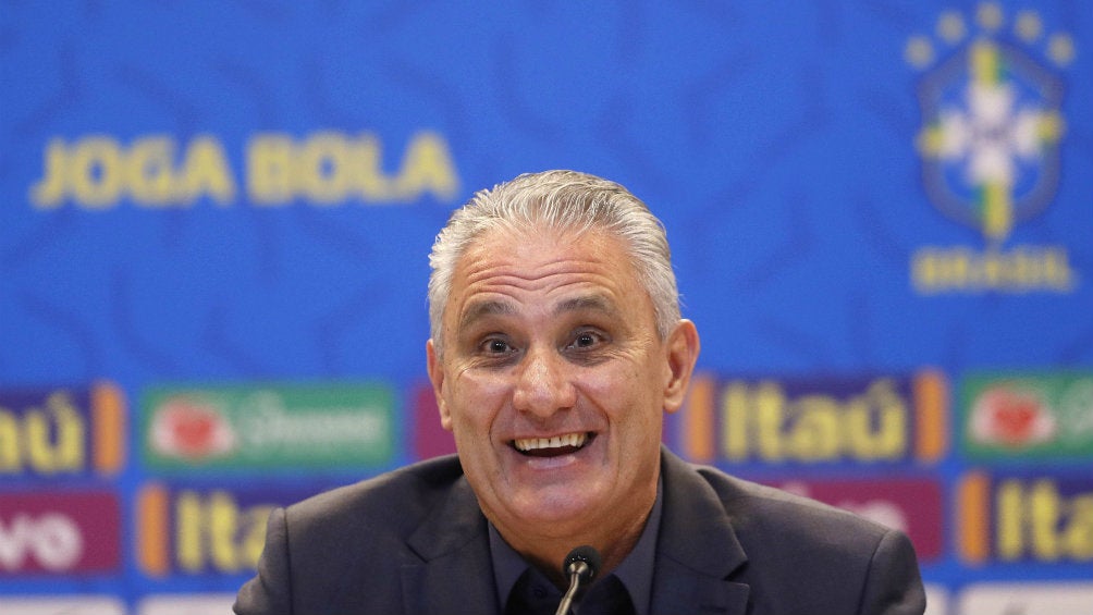 Tite durante una conferencia de prensa en Brasil