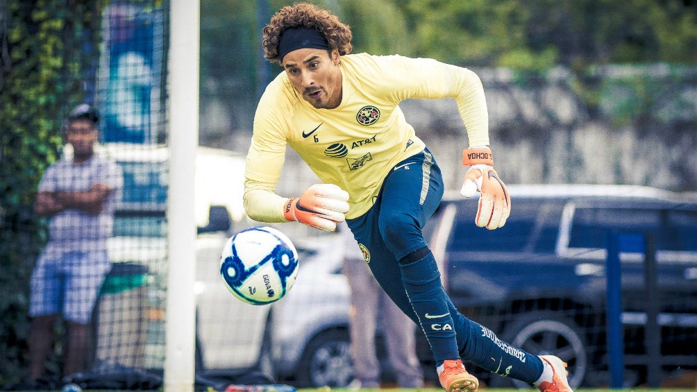 Guillermo Ochoa en una práctica con América