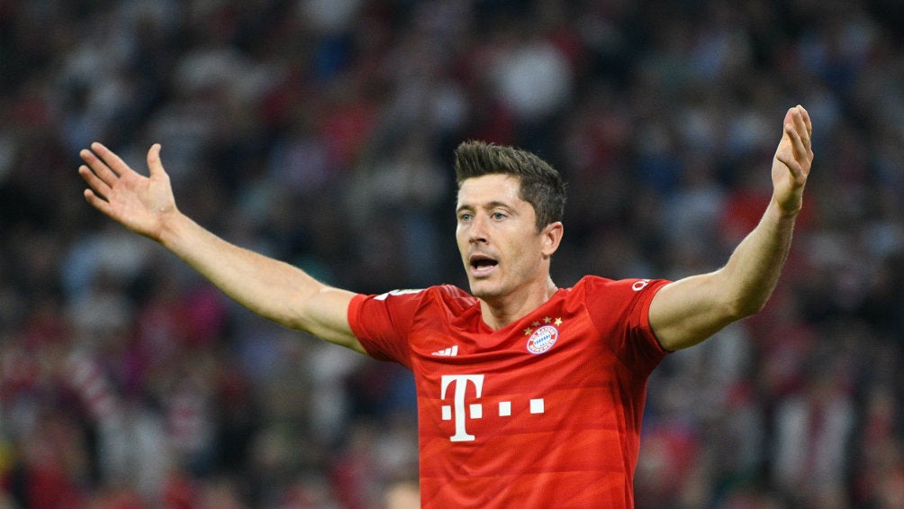 Robert Lewandowski reclama durante el juego ante el Hertha