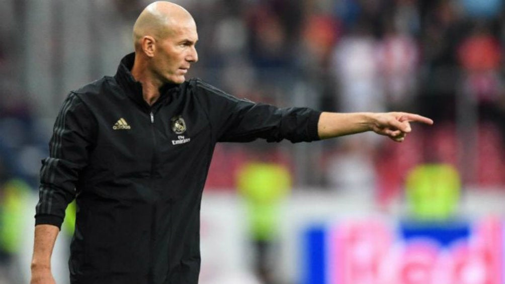 Zinedine Zidane dirigiendo un partido del Real Madrid 