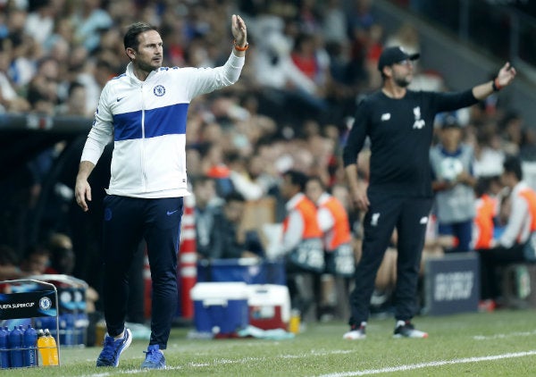 Lampard dirigiendo en la Super Copa de Europa ante Liverpool