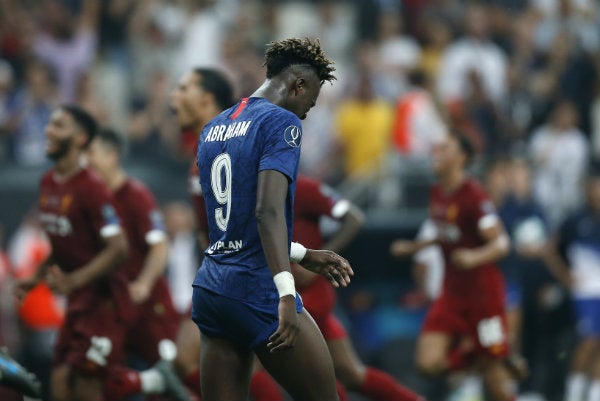 Tammy Abraham tras fallas el penal definitivo ante Liverpool en la Supercopa de Europa