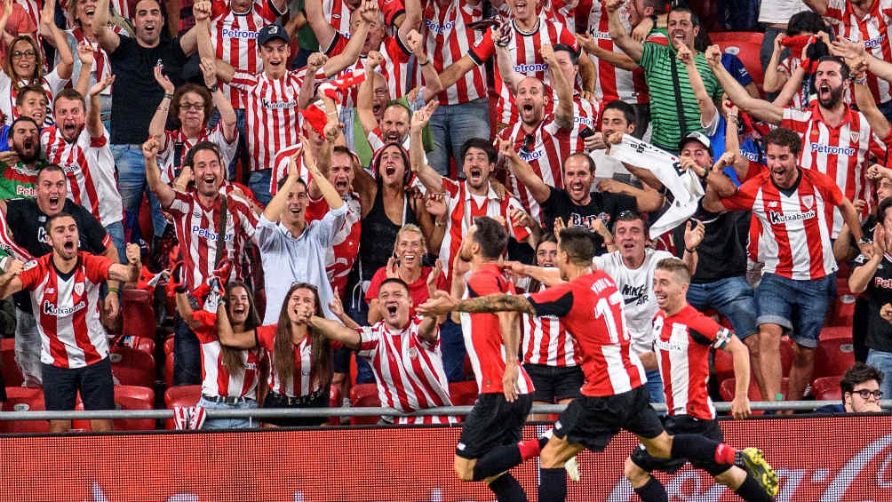 Aduriz celebra el gol al Barca con su afición