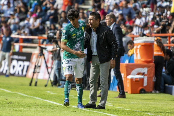 Nacho Ambriz le da instrucciones a José Juan Macías