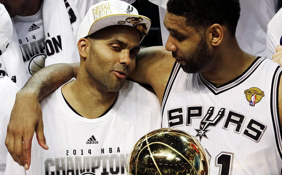 Tony Parker y Tim Duncan celebran un campeonato