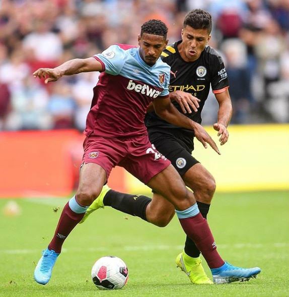 Jugadores del West Ham y el Manchester City disputan un balón