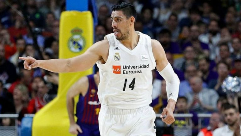 Ayón, en un juego con el Real Madrid