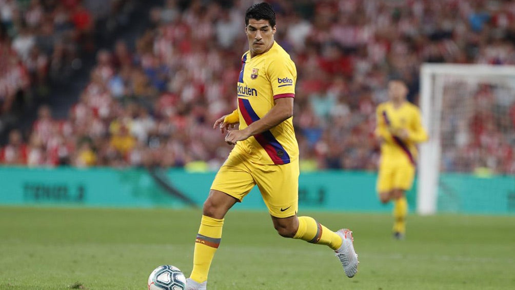 Luis Suárez conduce el balón en juego contra  Athletic Club de Bilbao