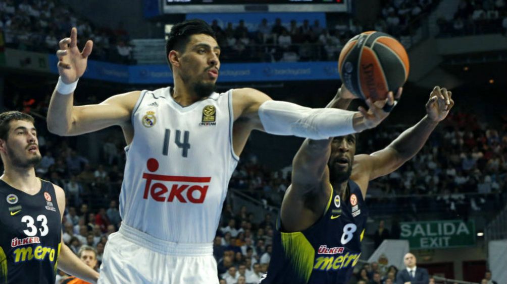 Gustavo Ayón, en un juego con el Real Madrid