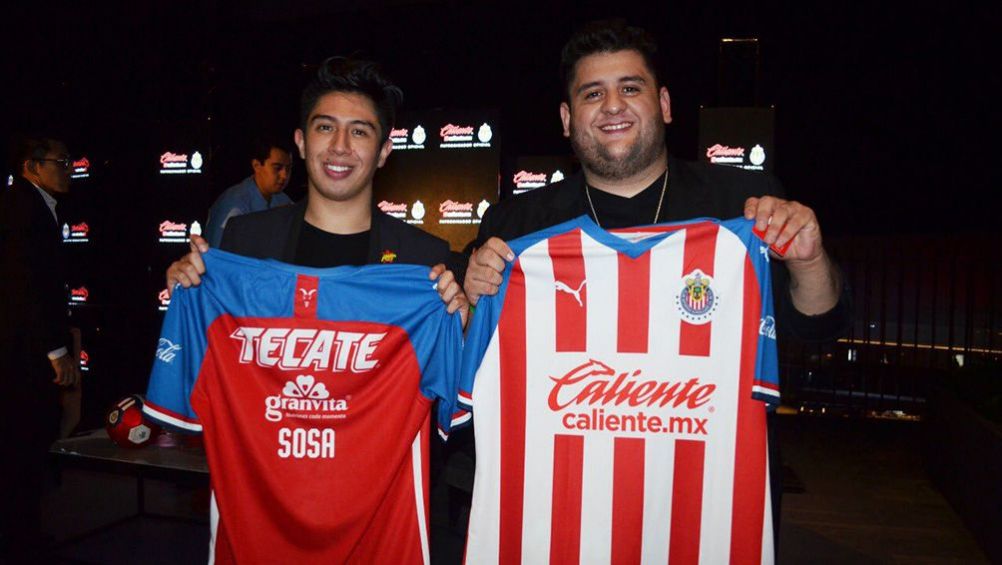 Daniel Sosa en la presentación de la playera de Chivas