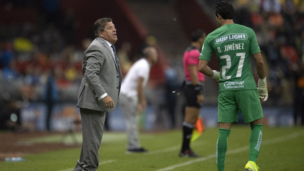 Miguel Herrera da indicaciones a su pupilo