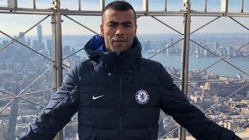 Cole posa en el Empire State con una chamarra del Chelsea