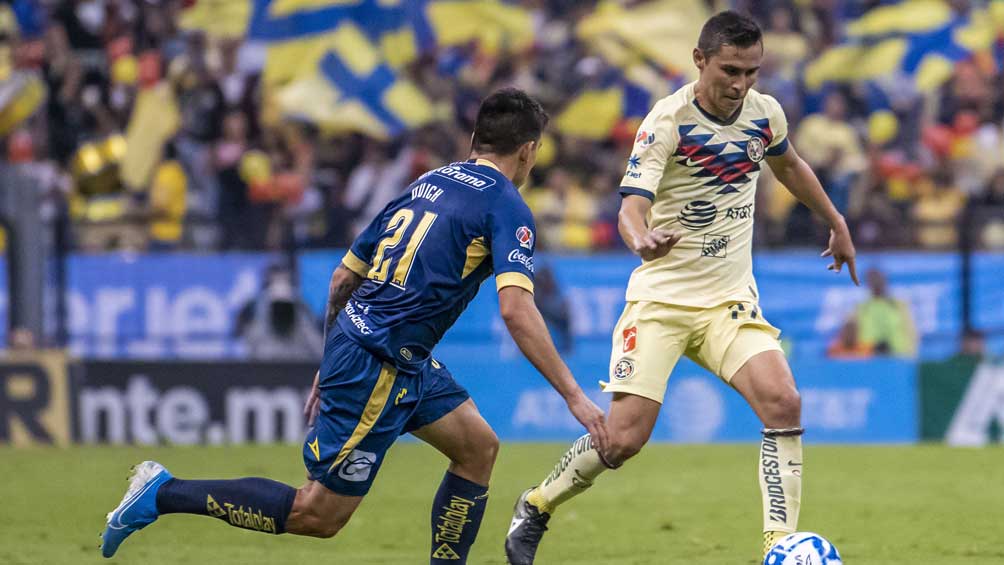 Paul Aguilar durante el partido ante Monarcas