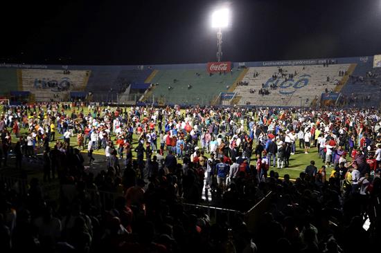 Invasión de cancha por parte de los aficionados