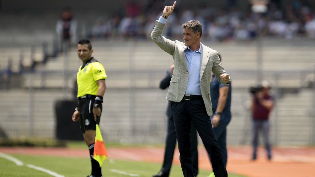 Míchel dando indicaciones durante un juego de Pumas