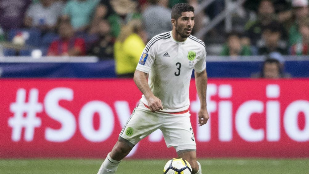 Jair Pereira conduce el balón en un juego del Tri en la Copa Oro 2017