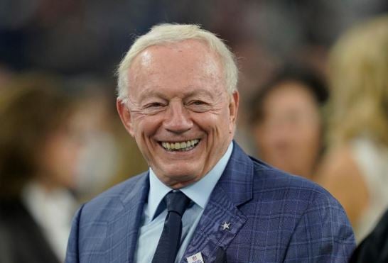 Jerry Jones sonríe en un juego de Dallas