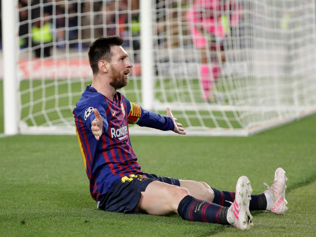 Messi reclama en un partido del Barcelona 