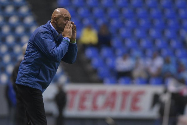 Sánchez Solá dirigiendo en el Estadio Cuauhtémoc