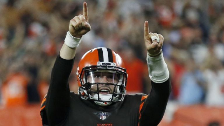 Baker Mayfield festeja en un partido de Cleveland Browns 