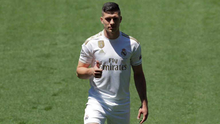 Luka Jovic posa en el Bernabéu con la playera del Madrid 