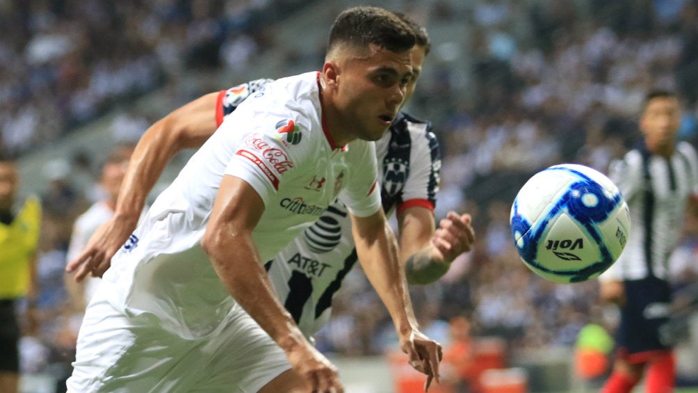 Alan Medina busca el balón en juego contra Rayados