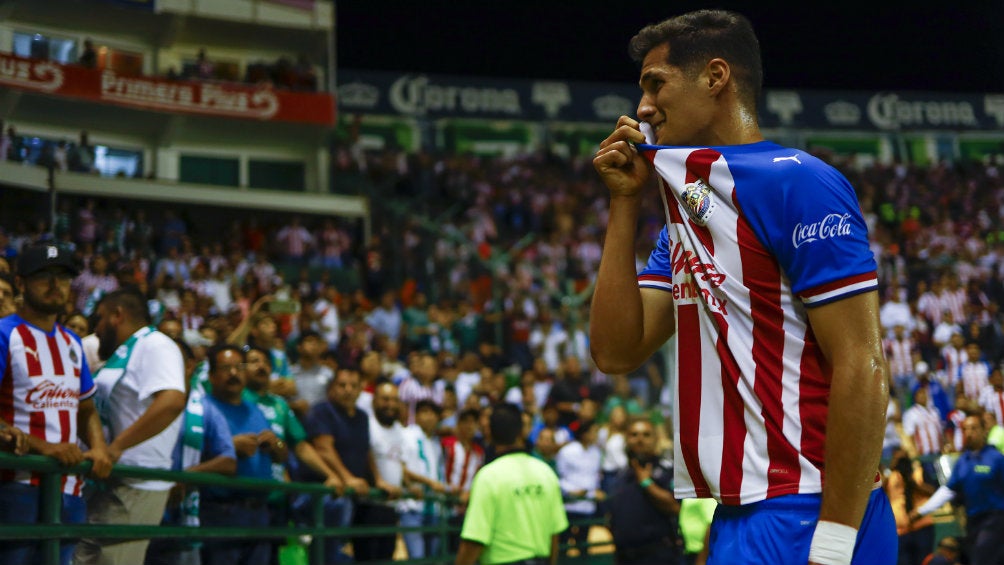 Tepa González celebra su debut con Chivas