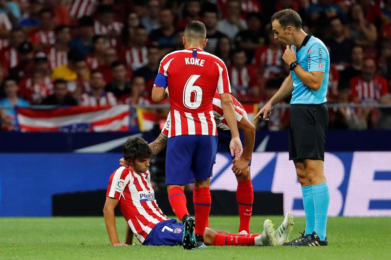 Joao Félix, en el césped tras sentir una molestia ante Getafe