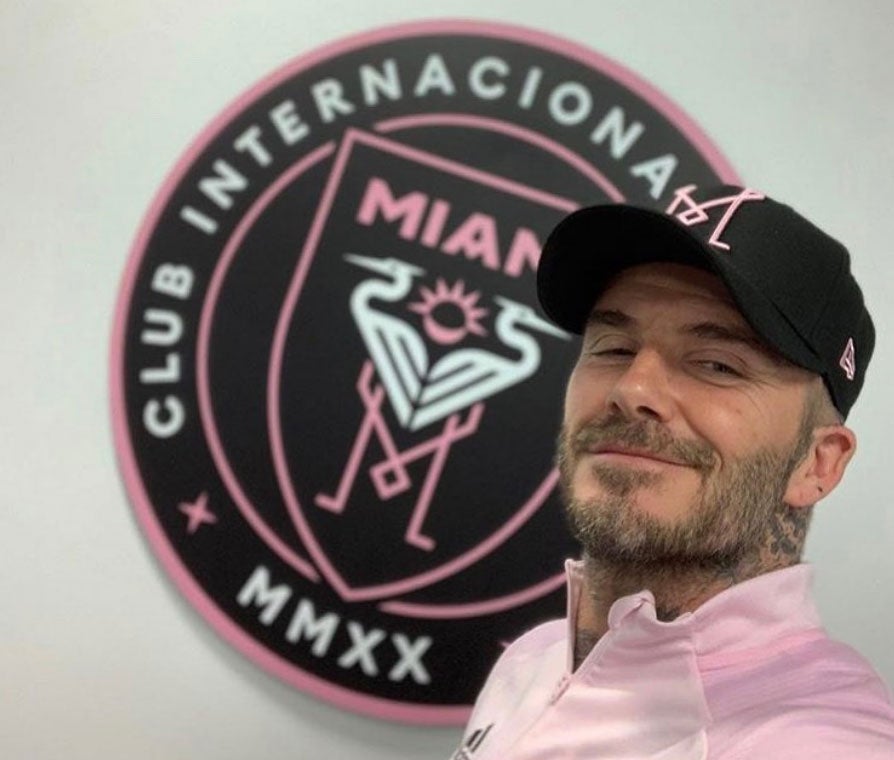 David Beckham posa con el escudo del Inter de Miami