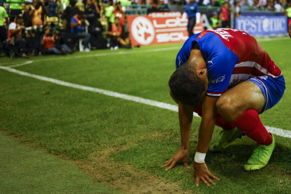 González durante un partido con Chivas