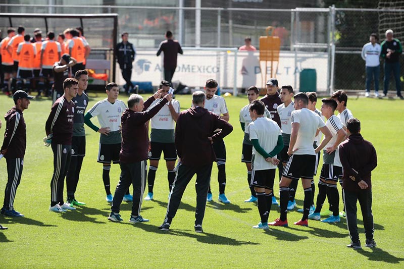 Gerardo Martino habla con los jóvenes del Tri