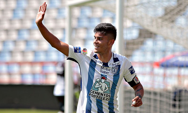 Juan José Calero festeja un gol con Pachuca