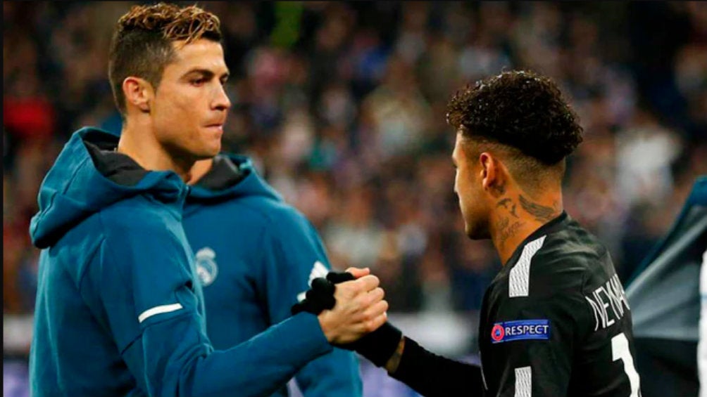 Cristiano Ronaldo estrechando la mano con Neymar