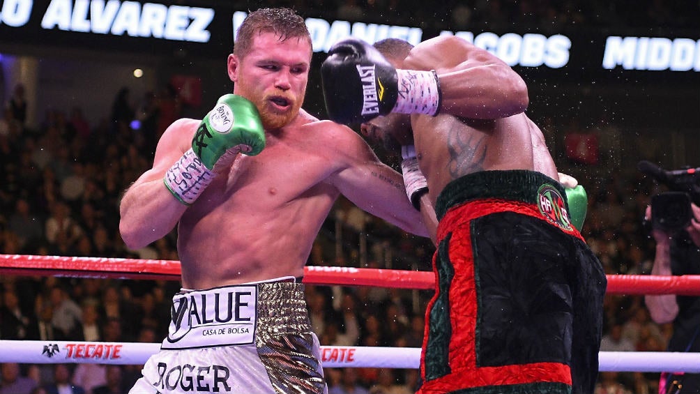 Canelo Álvarez le da un golpe a Daniel Jacobs