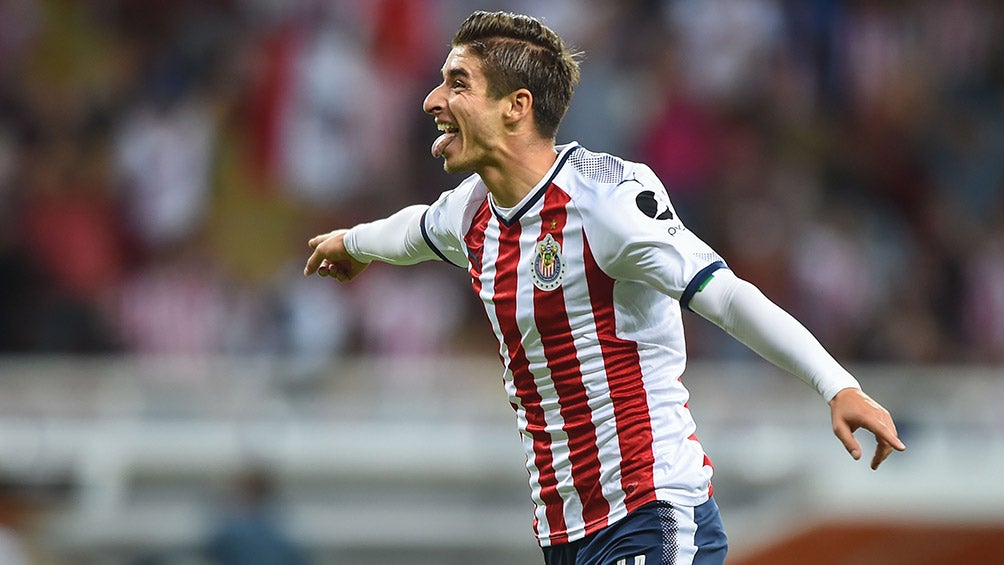 Isaac Brizuela, celebra un gol con Chivas